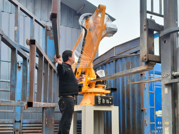 黑龍江黑河用戶訂購的碼垛機器人發(fā)貨現(xiàn)場(圖)